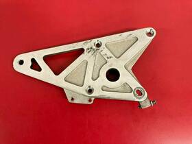 16268-94y Buell S2 S2t Thunderbolt Isolator Foot Peg Footpeg Mount Plate Right R Rh