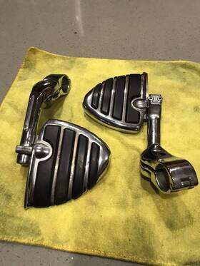 50890-07a Harley-davidson Genuine Defiance Highway Pegs Short Angled Mounts 1 1/4 Inch