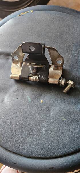 52355-82 Harley-davidson 52355-8 Fxr Seat Latch Good Condition