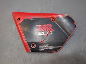 17220-437-000zb Honda Xr185 Xr200 Air Box Side Cover Plastic Panel Number Plate 1979-1982