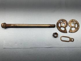 42301-mg2-000 Honda Xl600r Xl600 Oem Rear Axle Axel With Chain Adjusters