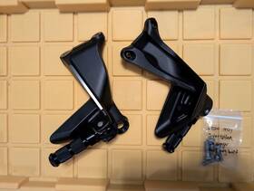 21103049000 Husqvarna 21103048000 Svartpilen 701 Oem Lh/rh Passenger Footrest 21103048000/21103049000