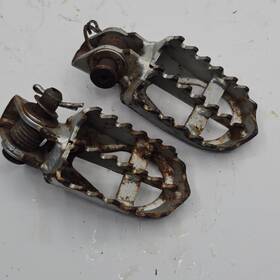 34028-1499-ce Kawasaki Oem Kx80 Kx85 Kx100 Kx65 Klx140 Left Right Foot Peg Pegs