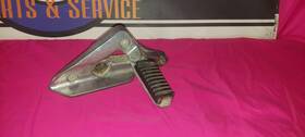 35011-1240 Kawasaki Vn750 Vn700 Vulcan 750 Right Side Footpeg Foot Peg Muffler Stay Bracket