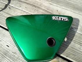 36001-0493z Kawasaki 1976-1978 Ke175 Left Sidecover Oil Tank No Broken Pegs Ke 175 B1 B2 B3
