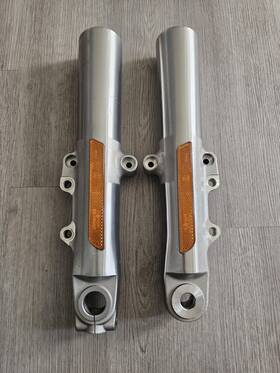 45500090 Showa 45500089 Harley Fork Lowers Sliders 15-18 Tri-glide G5j3-00 L R