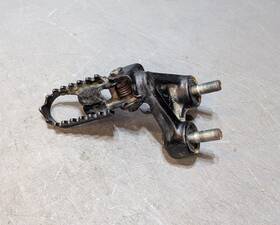 43520-15d00-019 Suzuki Dr350se Left Foot Peg Bracket Arm Mount