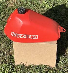 44100-46600-10g Suzuki 80 Ds80 Gas Tank Original Red Cap