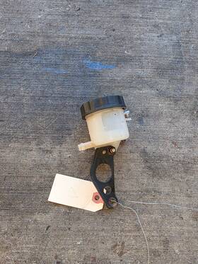 T2025307 Triumph 97-01 2000 Daytona 955 Brake Fluid Reservoir Front Canister