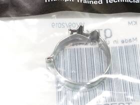 T3700261 Triumph 02 Daytona 955i Bracket Clamp Trsh Dv Look Cj