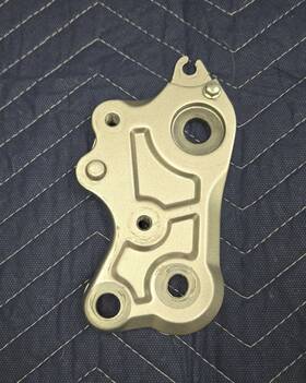 1ws-274a4-00-00 Yamaha Fz-07 Mt-07 2015 Oem Adapter Plate Right Footpeg Bracket