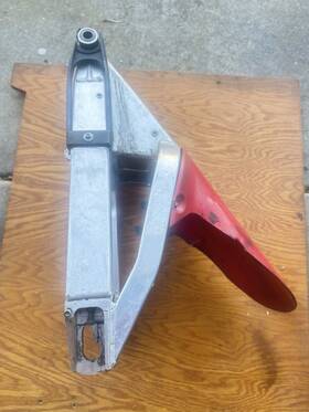 4xv-22110-01-00 Yamaha 98-99 R1 1000 Rear Swingarm With Red Fender. Oem