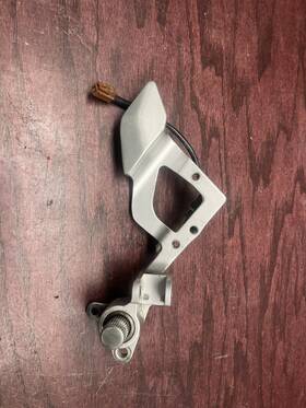 5jw-27443-00-00 Yamaha 2005 Fjr1300 Fjr 1300 Right Foot Peg Bracket
